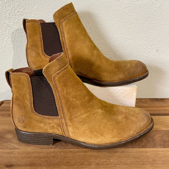 Born Laney Distressed Tan Suede Chelsea Boots Size 9 Minimalist Everyday Chic - Picture 1 of 11